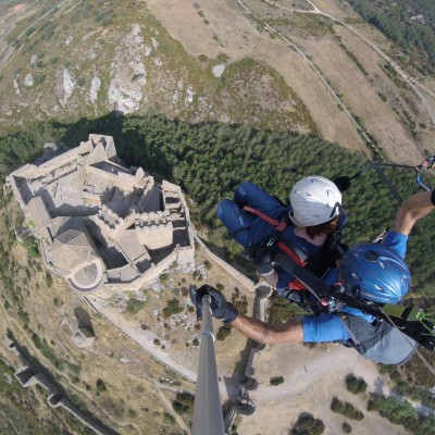 Parapente biplaza sobre el castillo